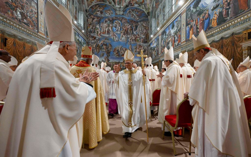 Paus Leo XIV, vrijdag te midden van kardinalen in de Sixtijnse Kapel in Vaticaanstad. beeld AFP, Vatican Media
