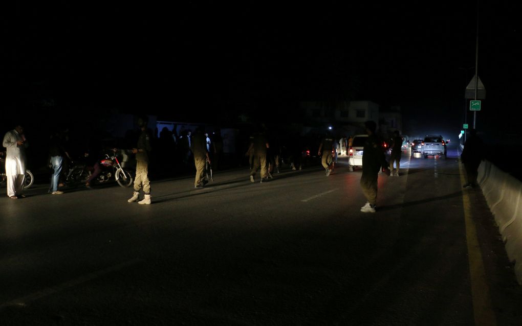Pakistaanse veiligheidsfunctionarissen beveiligen de Noor Khan-luchtmachtbasis na Indiase raketaanvallen in Rawalpindi, Pakistan. beeld EPA, Sohail Shahzad