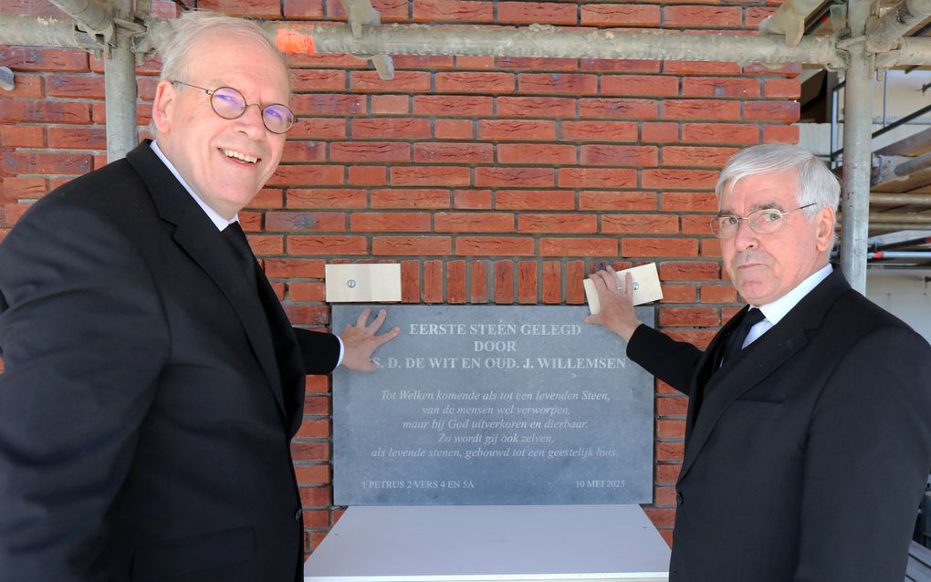 Ds. D. de Wit (l.) en ouderling J. Willemsen hebben zaterdag de ”eerste steen” gelegd van de nieuwe kerk van de gereformeerde gemeente aan de rand van Kesteren. Dat gebeurde in aanwezigheid van burgemeester Jan Kottelenberg van de gemeente Neder-Betuwe, gemeenteleden en vertegenwoordigers van andere kerkelijke gemeenten. Het nieuwe kerkgebouw, dat een klassiek uiterlijk krijgt met een toren, telt 1750 zitplaatsen. De kosten bedragen bijna 14.8 miljoen euro. De kerk moet in het eerste kwartaal van 2026 gereed zijn. beeld VidiPhoto