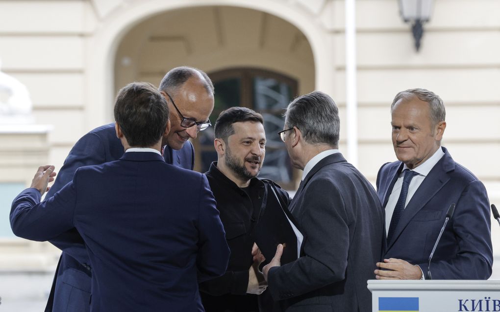 Europese leiders zaterdag bijeen in Kiev voor een gesprek met Zelensky (midden). beeld EPA, SERGEY DOLZHENKO