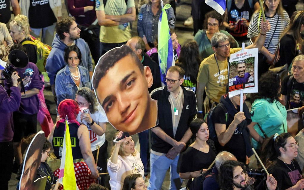 Protest in Tel Aviv waarin gevraagd wordt om de vrijlating van meer gijzelaars. Op een bord het hoofd van Edan Alexander. beeld AFP, Jack GUEZ