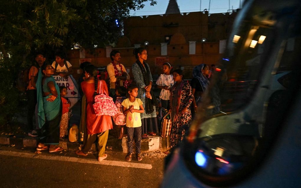 Migranten met hun bezittingen staan in Jammu (India) klaar om de trein te nemen naar veiliger oorden. India en Pakistan voerden over en weer aanvallen uit. beeld AFP, Money SHARMA