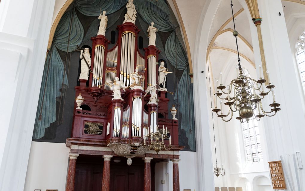Het Rudolf Knolorgel in de Grote of Sint-Stephanuskerk in Hasselt, met eromheen de geschilderde houten ‘gordijnen’. beeld RD, Anton Dommerholt