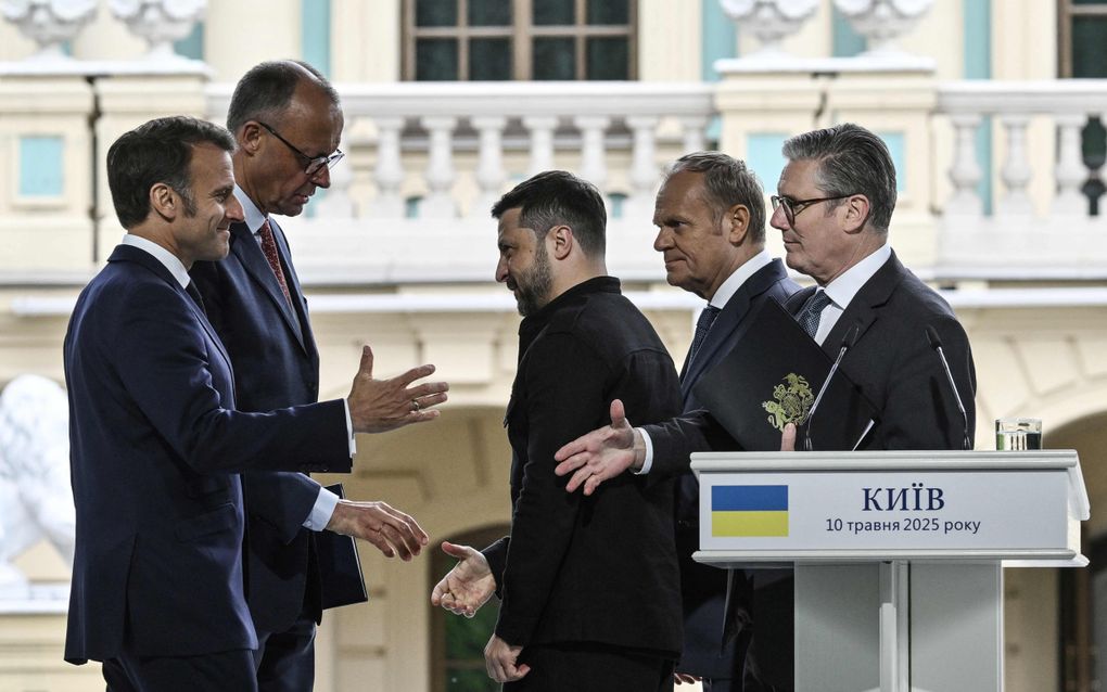 De Franse president Emmanuel Macron, de Duitse bondskanselier Friedrich Merz, de Oekraïense president Volodymyr Zelensky, de Poolse premier Donald Tusk en de Britse premier Keir Starmer (v.l.n.r.) schudden elkaar de hand na een persconferentie zaterdag in de Oekraïense hoofdstad Kyiv. De leiders van de coalitie van bereidwillige landen roepen op tot een dertigdaags staakt-het-vuren tussen Oekraïne en Rusland, dat maandag zou moeten ingaan. beeld AFP, Genya Savilov