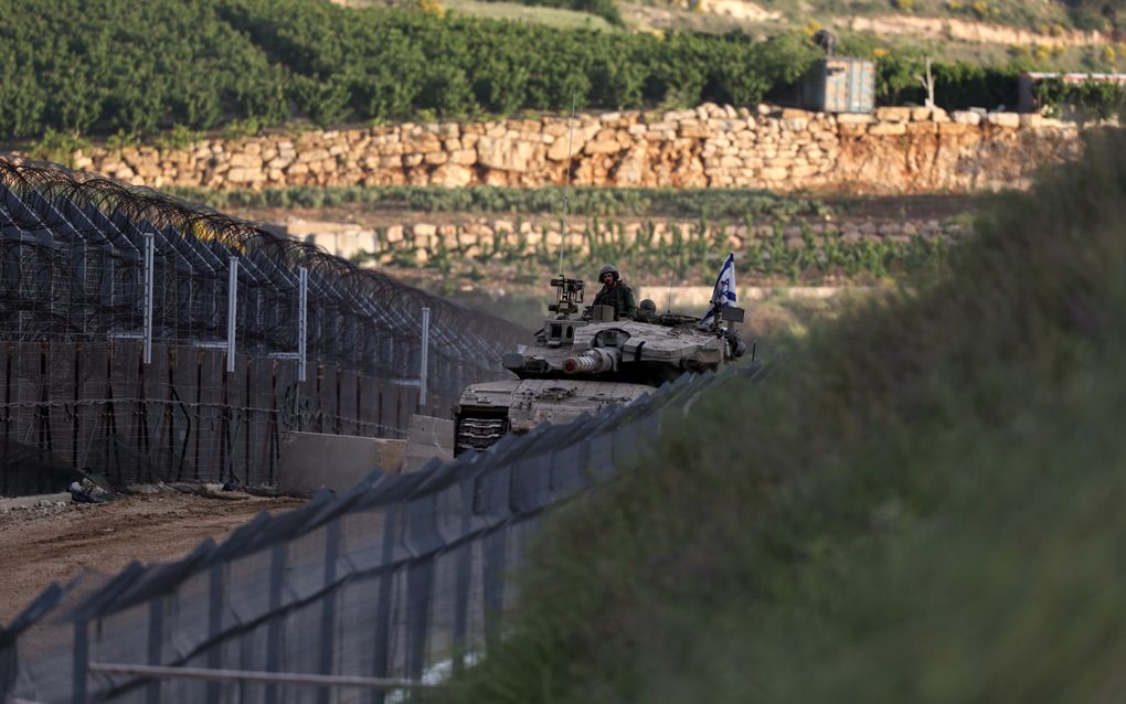 „In de oorlog sneuvelt de waarheid als eerste, dat is een bekend gezegde. Het wordt werkelijkheid in het stuk van Klaassen.” Foto: een Israëlische tank is onderweg naar de bufferzone tussen Israël en Syrië op de Golanhoogten. beeld EPA, Atef Safadi