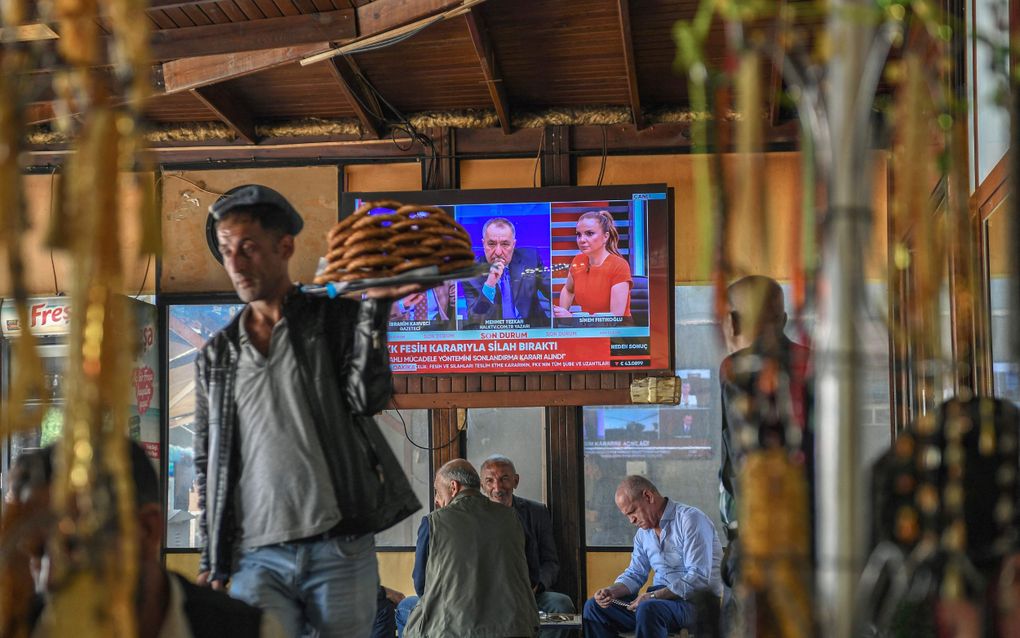 Turken in een traditioneel Turks theehuis in Diyarbakir volgen het nieuws over de opheffing van de PKK. beeld AFP, Ilyas Akengin