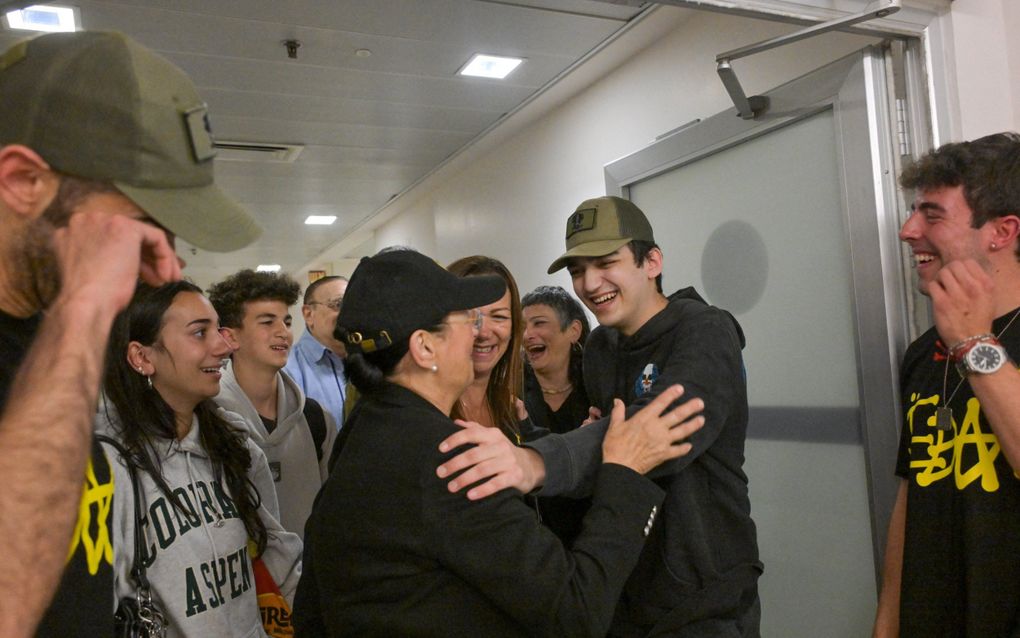De Amerikaans-Israëlische gijzelaar Eden Alexander (r.) ontmoet maandag familieleden in Israël na zijn vrijlating door de Palestijnse terreurbeweging Hamas. beeld AFP, GPO