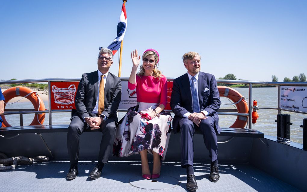 2025-05-13 13:18:05 LOPIK - Koning Willem-Alexander en koningin Maxima op het voetveer De Overkant. Het koningspaar brengt een streekbezoek aan Lopikerwaard en Vijfheerenlanden. beeld ANP, Jeroen Jumelet