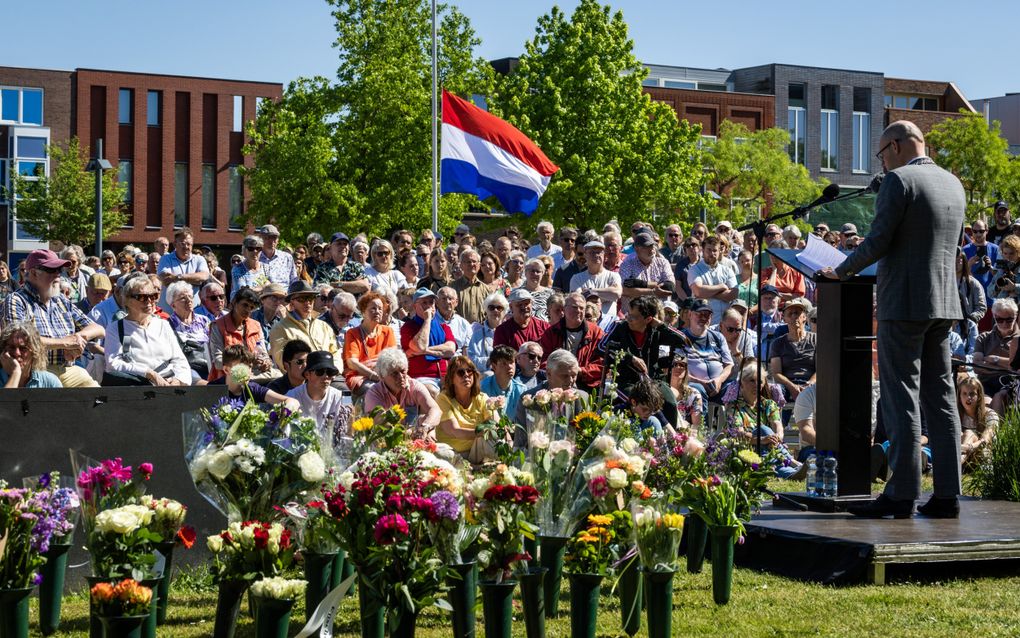 Burgemeester Roelof Bleker tijdens zijn toespraak bij het herdenkingsmonument in Enschede. Het is dinsdag 25 jaar geleden dat de vuurwerkramp in Enschede zich voltrok. beeld ANP, Vincent Jannink
