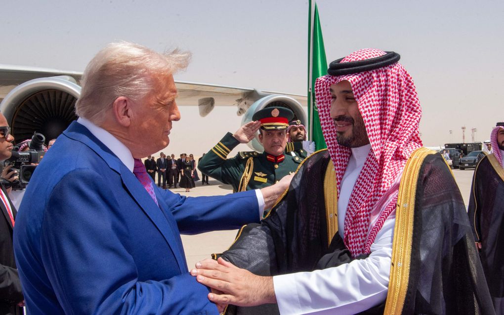 De Saudische kroonprins Mohammed bin Salman (r.) verwelkomt de Amerikaanse president donald Trump bij aankomst in de Saudische hoofdstad Riyad. Trump is dinsdag aan een rondreis door het Midden-Oosten begonnen, die hem nog naar Qatar en de Verenigde Arabische Emiraten zal voeren. beeld AFP, Saudi Royal Palace, Bandar al-Jaloud