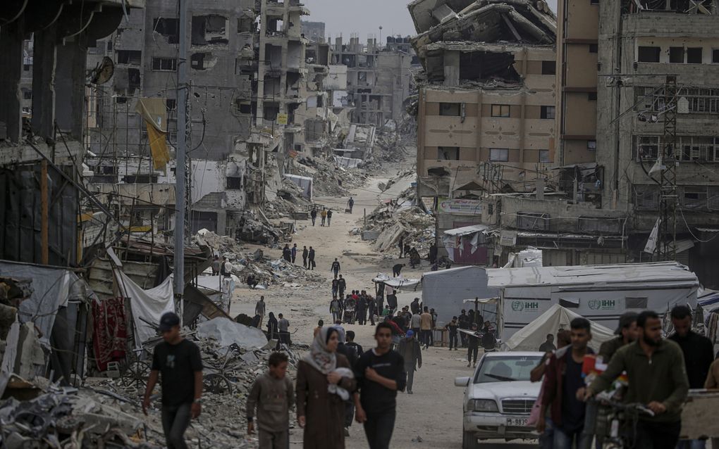„Het huidige beleid van Israël kweekt enkel een volgende generatie Palestijnen vol haat en wrok en garandeert daarmee het voortbestaan van Hamas.” Foto: ontheemde Palestijnen lopen tussen verwoeste gebouwen in het oosten van Gaza-Stad. beeld EPA, Mohammed Saber