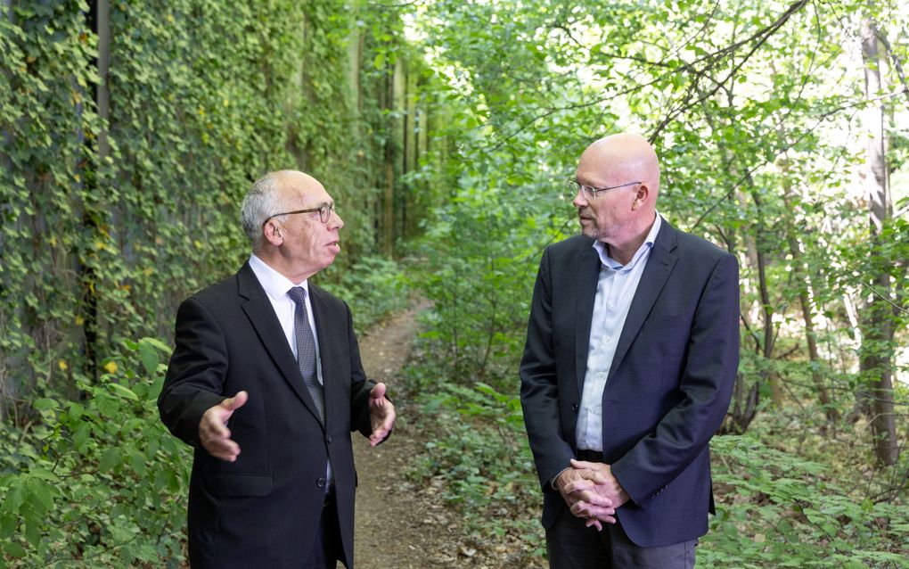 Ds. H. Korving (l.) en ds. O. Lohuis. beeld RD, Anton Dommerholt