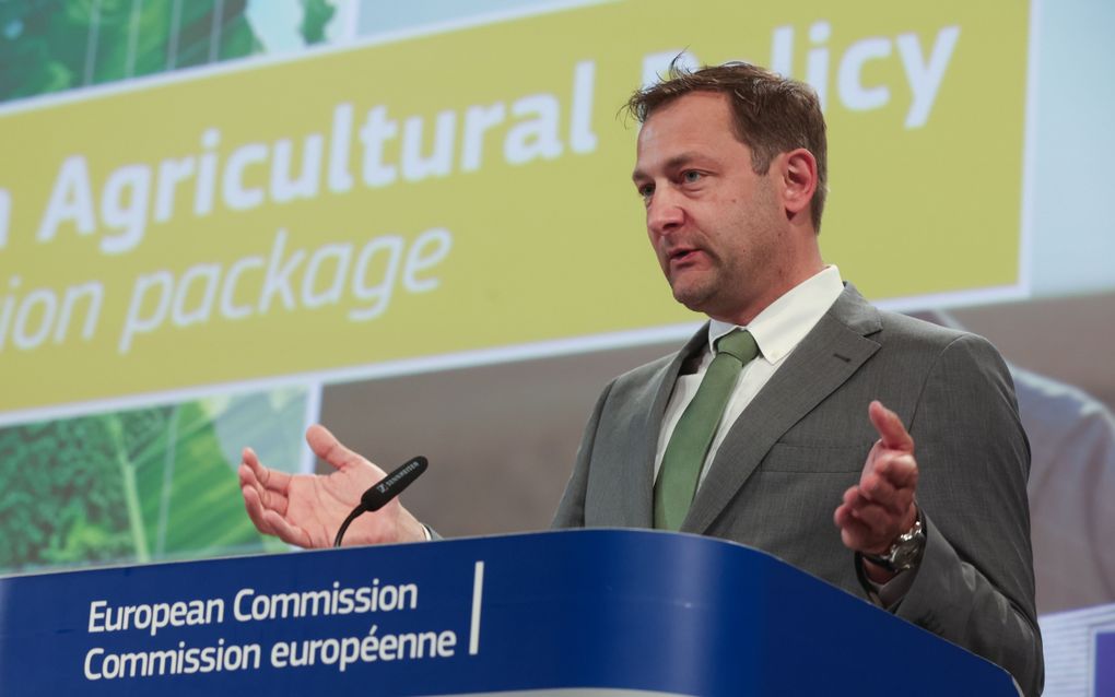 Europees Landbouwcommissaris Christophe Hansen presenteert het pakket maatregelen om de lastendruk van Europese boeren te verminderen. beeld EPA, Olivier Hoslet