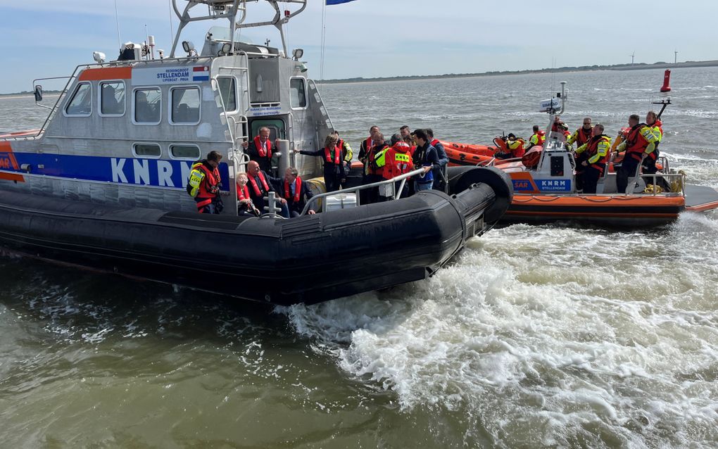 Prinses Beatrix (zittend links) bezocht woensdag KNRM-station Stellendam en voer mee op een reddingboot. beeld RD