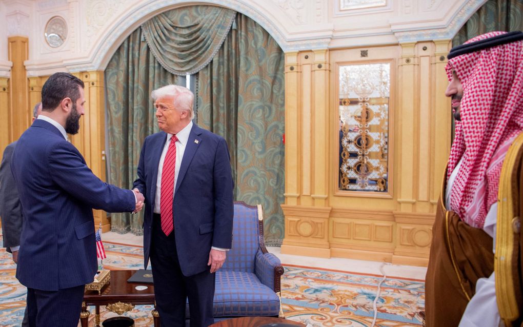 De Amerikaanse president Donald Trump begroet woensdag zijn Syrische ambtgenoot Ahmed al-Sharaa in Saudi-Arabië. beeld AFP, Saudi Royal Palace, Bandar al-Jaloud