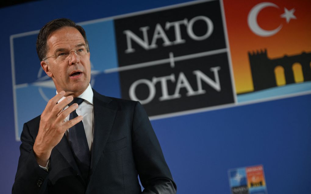 NAVO-chef Mark Rutte spreekt donderdag met de pers na aankomst in Turkije voor vredesbesprekingen tussen Rusland en Oekraïne. beeld AFP, Ozan Kose