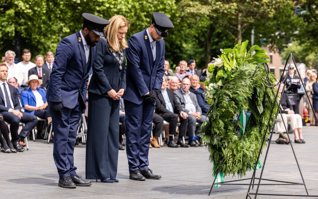 Burgemeester Carola Schouten van Rotterdam legt woensdag een krans tijdens de herdenking van het Duitse bombardement van 14 mei 1940 op Rotterdam. Het was woensdag 85 jaar geleden dat het historische stadshart van Rotterdam werd weggevaagd. beeld ANP, Jeffrey Groeneweg