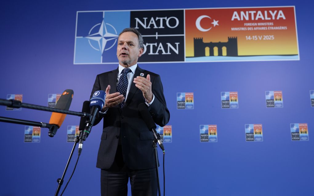Minister Veldkamp spreekt met de media na aankomst in Turkije voor een overleg met NAVO-collega’s. ANP, Erdem Sahin