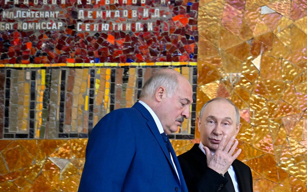 De Wit-Russische president Alexander Loekasjenko (l.) spreekt met zijn Russische ambtgenoot Vladimir Poetin tijdens een ceremonie ter gelegenheid van de herdenking van het einde van de Tweede Wereldoorlog. beeld AFP, Alexander Nemenov