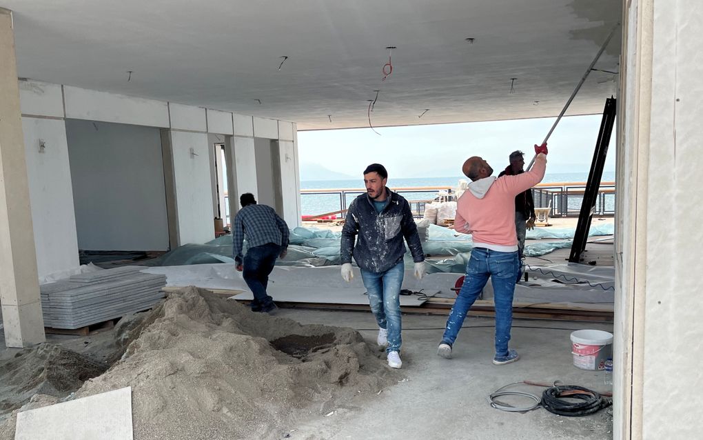 Turkse arbeiders werken hard aan de bouw van een paviljoen in Iznik, het vroegere Nicea. beeld RD