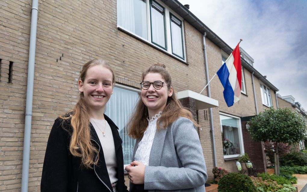 De vriendinnen Lianne Boogaard (links) en Neline Oosterom kochten anderhalf jaar geleden samen een huis. beeld RD, Anton Dommerholt