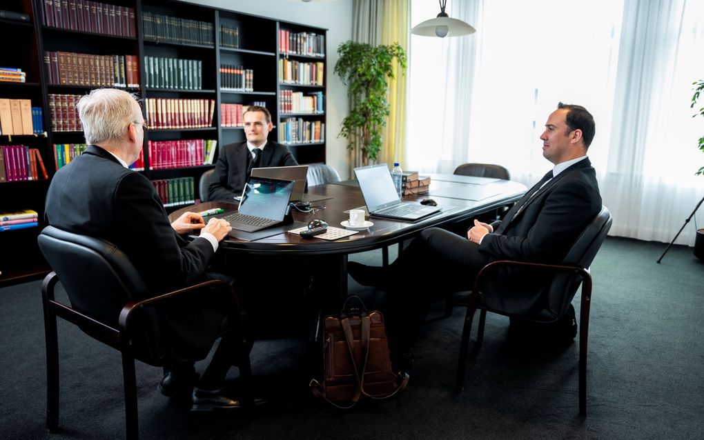 Een les aan de Theologische School van de Gereformeerde Gemeenten. V.l.n.r. docent ds. D. de Wit en de eerstejaars studenten S. de Vries en G.J. van den Ende. beeld Cees van der Wal
