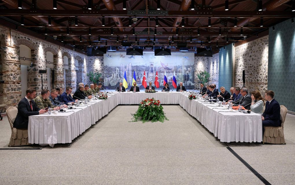Delegaties uit Rusland (r.) en Oekraïne voeren vrijdag vredesbesprekingen in de Turkse stad Istanbul. Het overleg leverde weinig concrete resultaten op. beeld AFP, Turkish Foreign Ministry