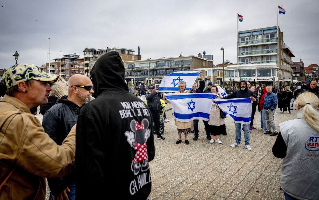 Protest zaterdagavond op het Strandplein tegen een mogelijke pro-Palestinademonstratie. beeld ANP, ROBIN UTRECHT