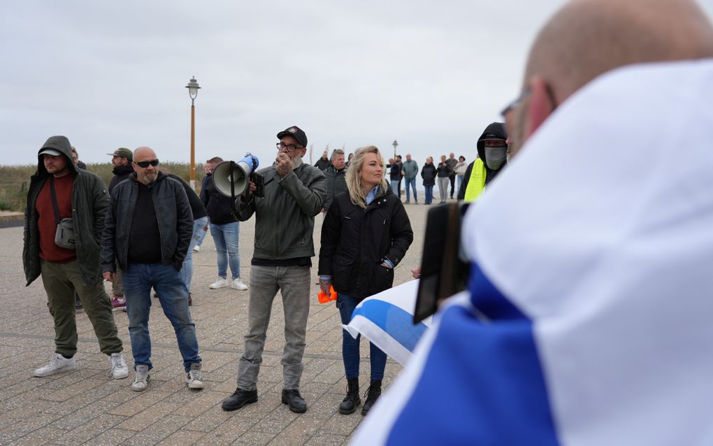 Jan de Boer zaterdagavond op het Strandplein: „We laten ons niet bedreigen door salafisten van buitenaf.” beeld RD