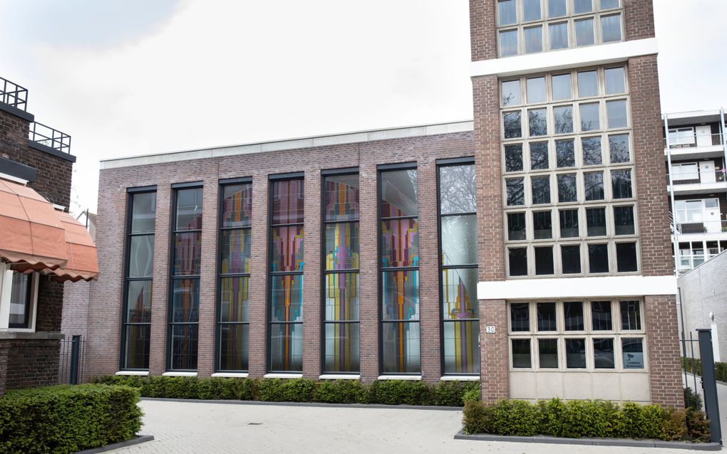 Het kerkgebouw van de gereformeerde gemeente te Rotterdam-Centrum. Links is nog net het gebouw van de Theologische School zichtbaar. In de Boezemsingelkerk houden studenten hun proefpreken. beeld RD, Anton Dommerholt