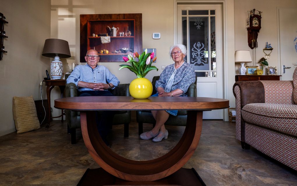 De tafel, hier in de kamer van de familie Seppenwoolde, was bij aankoop te scheef om te gebruiken. beeld Vincent Jannink
