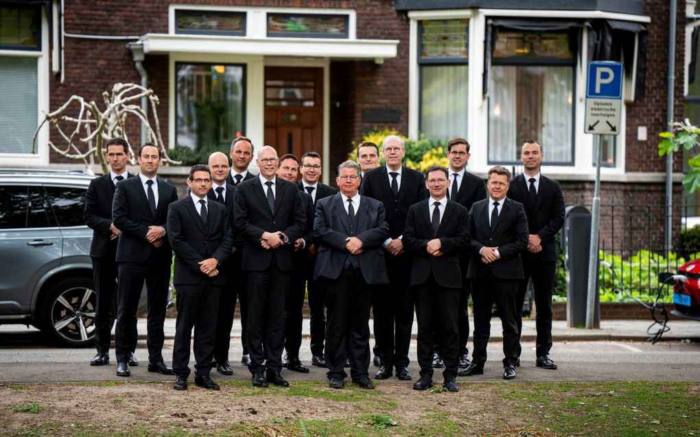 De huidige docenten en studenten van de Theologische School van de Gereformeerde Gemeenten. V.l.n.r. de studenten W. van Ee, G.J. van den Ende, L.J. van den Berge, W. de Jong en A.M.C. Westeneng, docent ds. B. Labee, de studenten de studenten J. Kroon en B.J. Meulmeester, docent ds. G. Clements, student S. de Vries, de docenten ds. D. de Wit en ds. J.M.D. de Heer en de studenten H.R. Keurhorst, K.L. Blok en D. de Jong. Docent ds. A. Schot ontbreekt op de foto. beeld Cees van der Wal