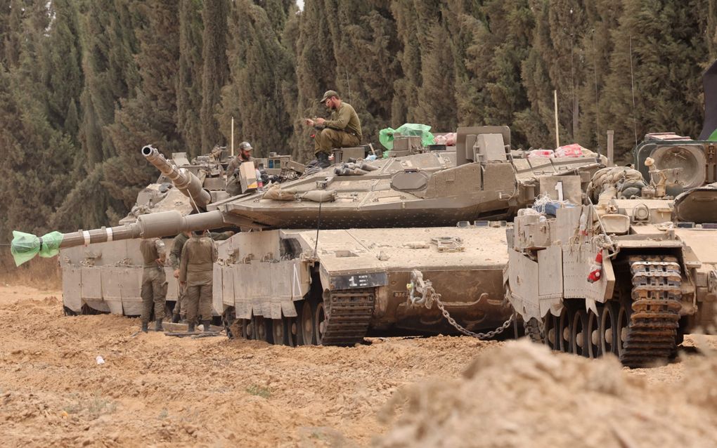Israëlische tanks staan aan de grens met Gaza opgesteld, klaar om in de strijd tegen Hamas te worden ingezet. beeld AFP, Jack Guez
