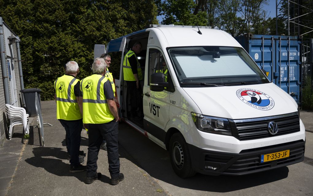Leden van het Veteranen Search Team zijn maandag aanwezig in het Groningse dorp Finsterwolde. beeld ANP, ANJO DE HAAN