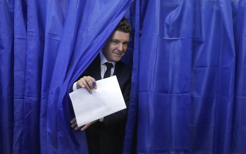 Nicusor Dan brengt zijn stem uit voor de presidentsverkiezingen. beeld EPA, Bogdan Cristel