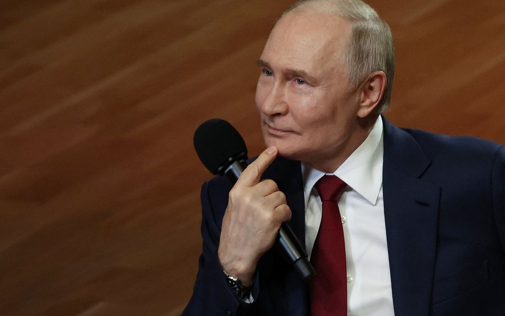 De Russische president Vladimir Poetin kijkt toe terwijl hij studenten ontmoet in Sotsji na een telefoongesprek met de Amerikaanse president Donald Trump. beeld AFP, Alexander Kazakov