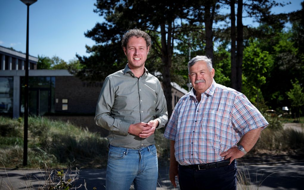 De Katwijkse PvdA-fractievoorzitter Matthijs van Tuijl (l.) en SGP-voorman Dirk Remmelzwaal. beeld Fred Libochant Fotografie

