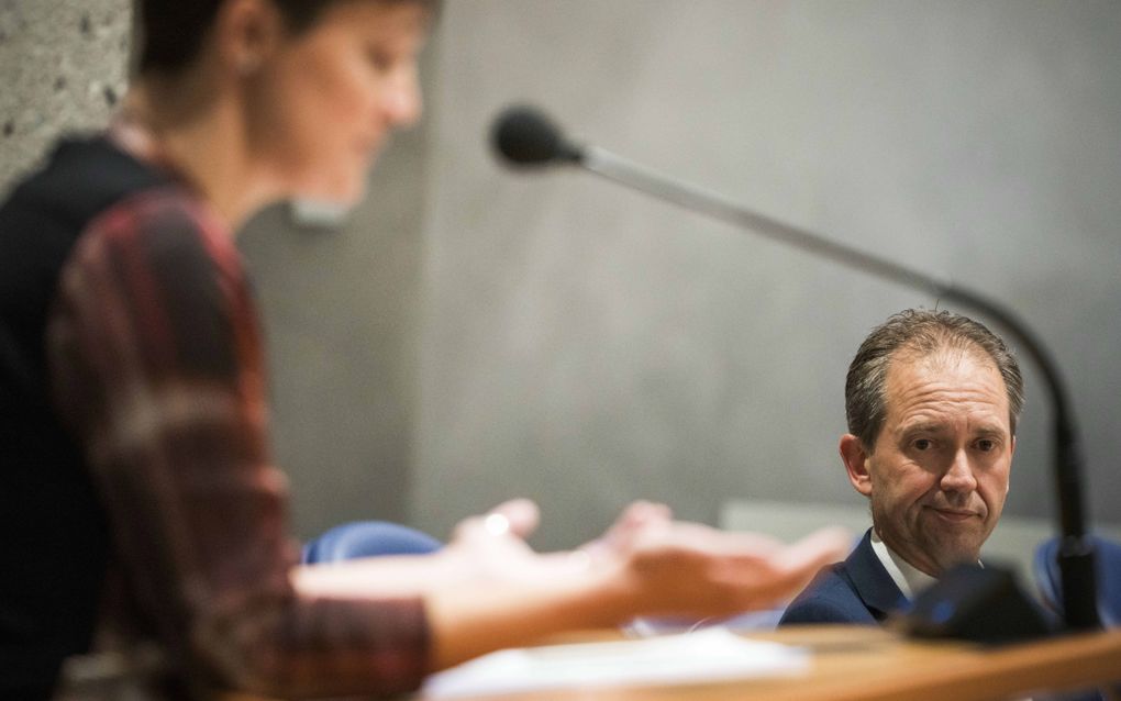 Minister Van Hijum (Sociale Zaken en Werkgelegenheid) in de plenaire zaal van de Tweede Kamer met op de voorgrond NSC-Tweede Kamerlid Joseph. Van Hijum ontraadt de Tweede Kamer om in te stemmen met het pensioenvoorstel van zijn eigen partij NSC. beeld ANP, Freek van den Bergh