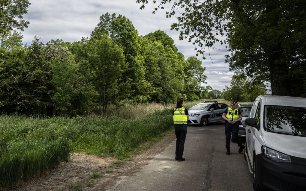 De politie doet onderzoek in de Carel Coenraadpolder voor de zoektocht naar de vermiste kinderen Jeffrey (10) en zijn zusje Emma (8). beeld ANP, Anjo de Haan