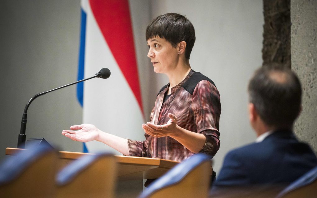 Eddy van Hijum, minister van Sociale Zaken en Werkgelegenheid en Agnes Joseph (NSC) tijdens een debat in de plenaire zaal van de Tweede Kamer over de wijziging van de Pensioenwet. beeld ANP, FREEK VAN DEN BERGH