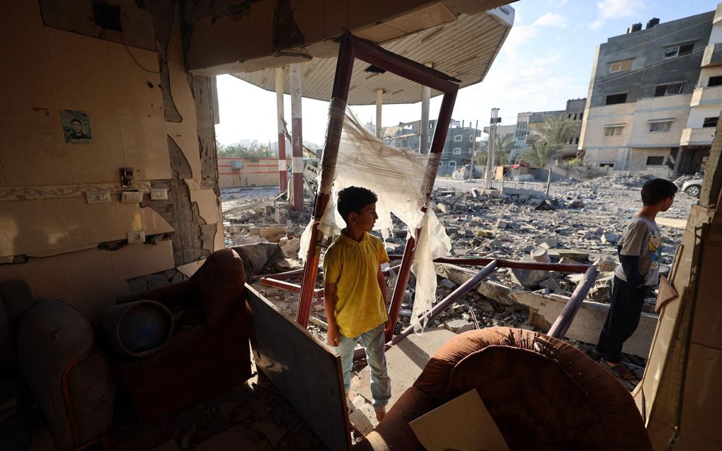 Jongens na een bombardement in de Gazastrook. beeld AFP, Eyad BABA
