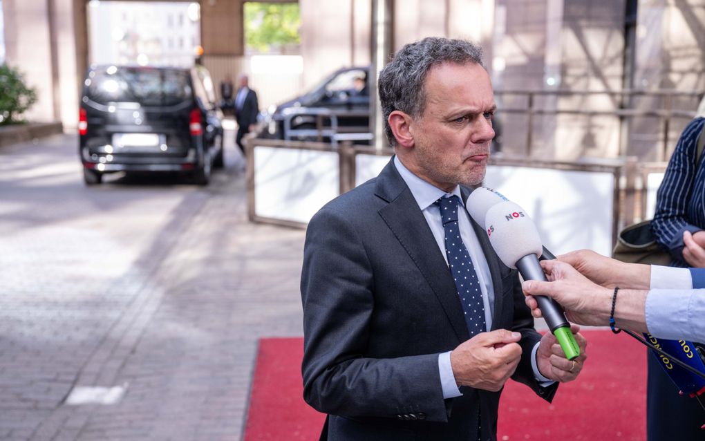 Minister van Buitenlandse Zaken Caspar Veldkamp staat dinsdag de pers te woord na afloop van de bijeenkomst van de 27 Europese ministers van Buitenlandse Zaken en van Defensie. Op zijn verzoek start de Europese Commissie een onderzoek naar schending van de mensenrechten door Israël. beeld ANP, Jonas Roosens