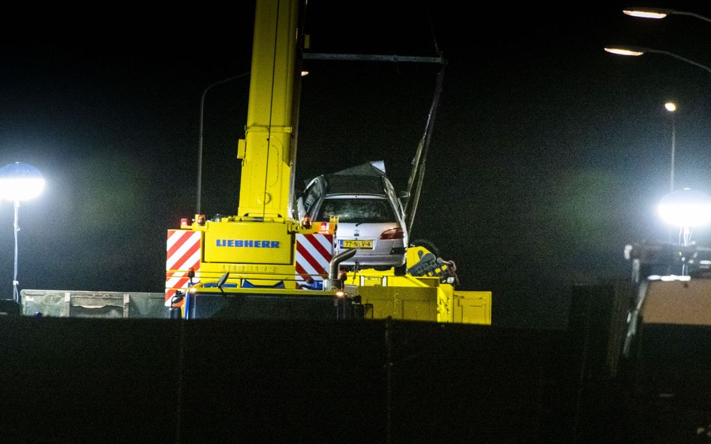 In het water aan de Renselweg in Winschoten is een auto gevonden tijdens een zoekactie naar de vermiste Jeffrey en Emma. beeld ANP, Jilmer Postma