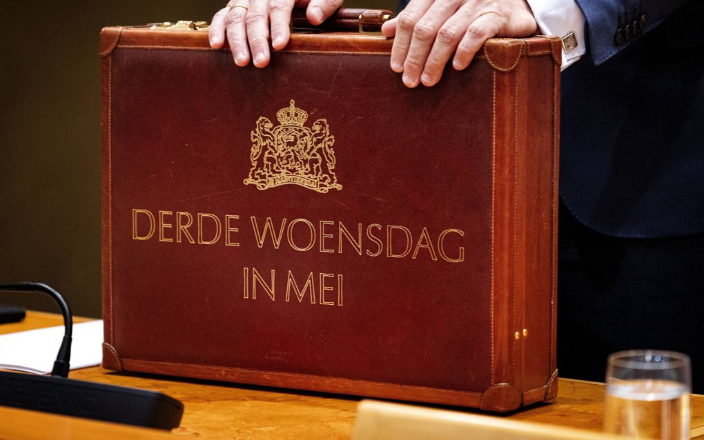 Het koffertje met daarin de verantwoordingsstukken die de minister van Financiën de derde woensdag van mei aanbiedt aan de Tweede Kamer. De opzet van Vereenvoudigingsdag heeft iets weg van Verantwoordingsdag. beeld ANP, Ramon van Flymen