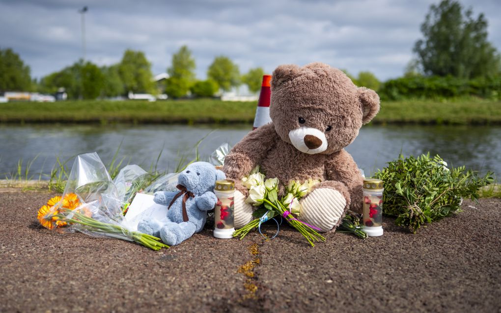 Bloemen en knuffels bij de plek waar de auto in het water werd gevonden. beeld ANP, Jilmer Postma