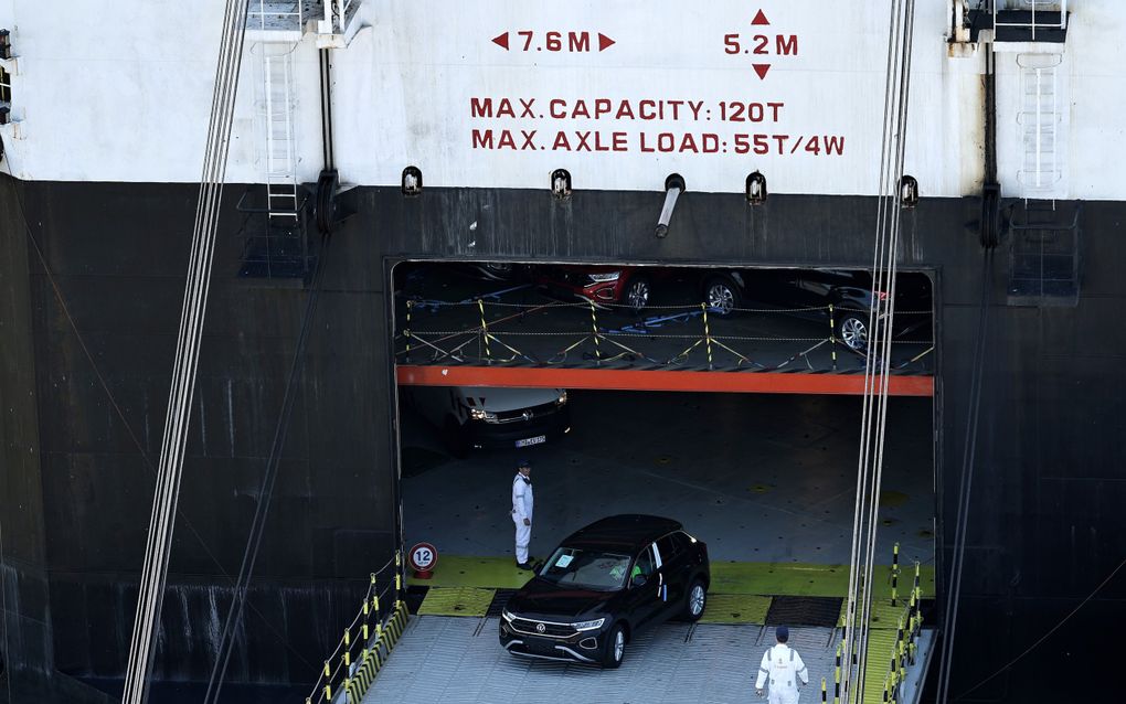 Een in Spanje geproduceerde Volkswagen rijdt van boord in de haven van Emden. Autoport Emden is de derde grootste autohaven van Europa. beeld EPA, Friedemann Vogel