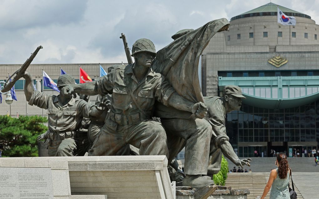 Een vrouw loopt langs het Oorlogsmonument in Seoul, Zuid-Korea. beeld EPA