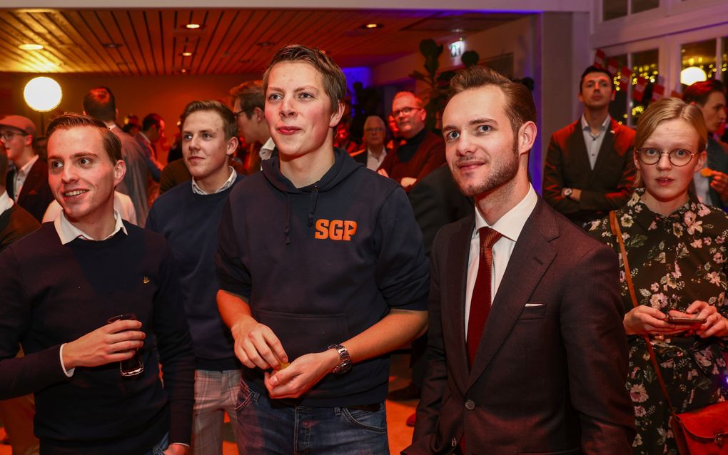 Partijleden van de SGP op de uitslagenavond van de Tweede Kamerverkiezingen in 2023. beeld ANP, Vincent Jannink
