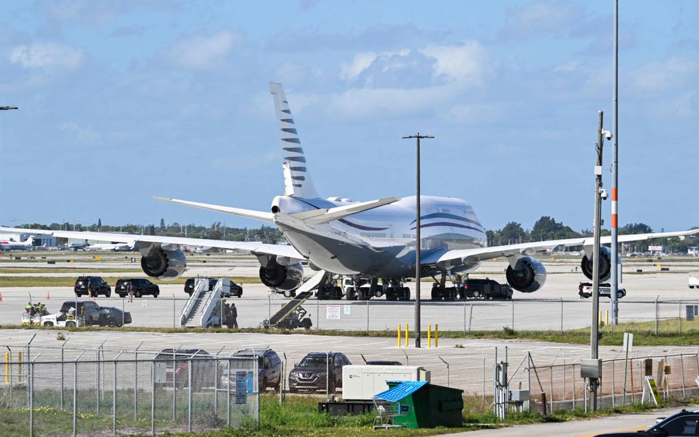 Qatarese Boeing 747 op het vliegveld van Palm Beach, 15 februari 2025. beeld AFP, Roberto Schmidt