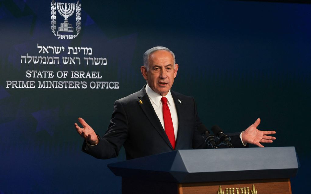 De Israëlische premier Benjamin Netanyahu geeft woensdagavond een persconferentie in Jeruzalem over het verloop van de Gazaoorlog. beeld AFP, Ronen Zvulun